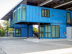 现代蓝色尖端集装箱建筑办公楼.