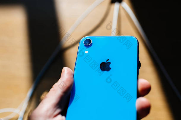 法国巴黎--2018年10月26日: 在新智能手机的推出日, 男子手牵着苹果商店电脑上最新的蓝色 <strong>iphone</strong> xr 智能手机