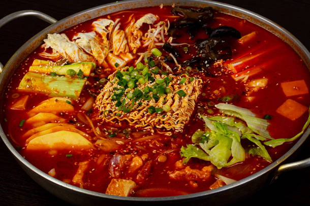 <strong>韩国菜</strong>火锅配肉类和海鲜