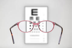 带有验光表和红色眼镜的考试视图
