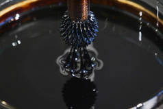 在冶金工业中, 磁铁被浸入液态金属中.