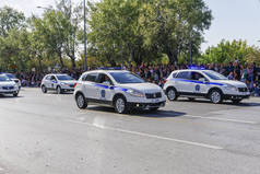 希腊塞萨洛尼基-2018年10月28日: 奥西日游行期间的希腊警车。希腊警方-Ellinikii Astynomia 安全部队车辆与人员参加国庆庆祝游行.