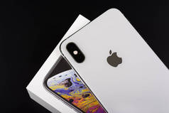 保加利亚布尔加斯-2018年11月8日: 苹果 iphone x max max silver 在黑色背景上, 背面视图
