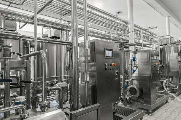 牛奶厂的电子控制面板和储罐。<strong>乳品</strong>厂的设备