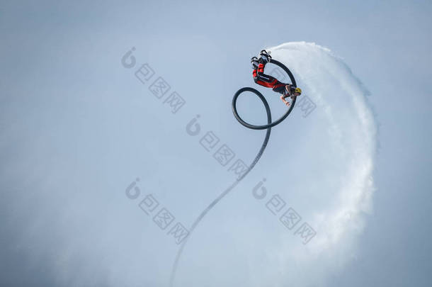 克罗地亚杜吉鼠--2018年10月20日: 克罗地亚 dugi rat 附近的<strong>喷气滑雪</strong>板上的一名男子正在做杂技.