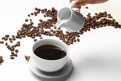 咖啡豆小杯装满咖啡豆隔离在白色
