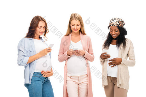 美丽的多元文化<strong>孕妇</strong>使用智能手机孤立的白色