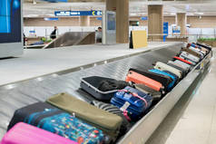 机场内装有传送带的手提箱或行李