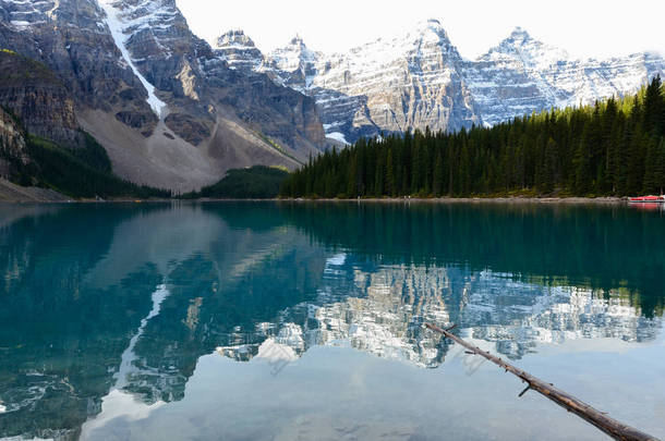 在加拿大的莫兰<strong>湖水</strong>面上, 山的镜子是完美的.