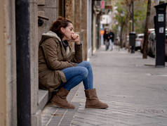 有吸引力的女人, 患有抑郁症感觉悲伤、不快乐、伤心和孤独地坐在城市街道上的心理健康、情感痛苦、虐待关系和孤独的概念.