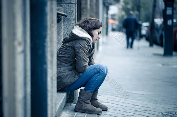 有吸引力的女人, 患有抑郁症感觉悲伤、不快乐、伤心和孤独地坐在城市街道上的<strong>心理健康</strong>、情感痛苦、虐待关系和孤独的概念.