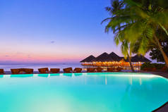 游泳池和咖啡馆在热带的马尔代夫岛-自然旅游背景