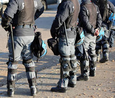意大利警察身穿防暴装备, 头戴防护头盔和警棍