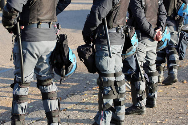 意大利警察身穿<strong>防暴</strong>装备, 头戴防护头盔和警棍