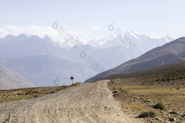 帕米尔山脉的美丽风景。从塔吉克斯坦到阿富汗的看法在背景与山峰