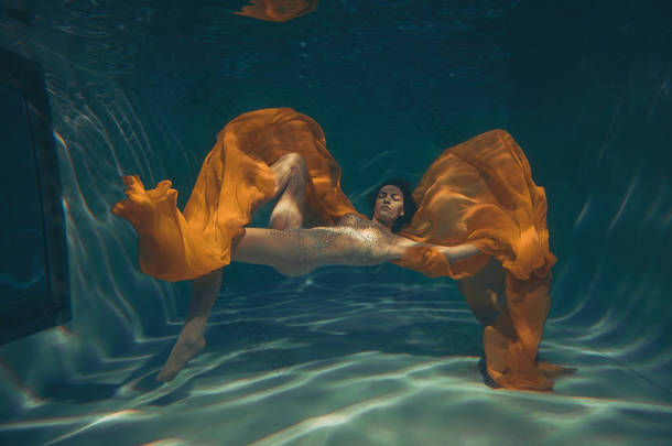 可爱的运动女孩游泳水下<strong>作为</strong>一个自由潜水员单独