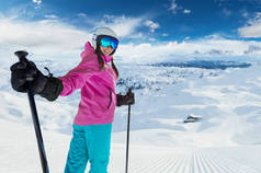 年轻的高加索女子滑雪者在欧洲阿尔卑斯山。冬季运动和娱乐活动