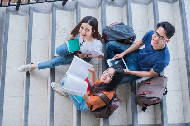 亚洲大学生团体在教室外使用平板电脑和手机。幸福与教育学习理念。回到学校的概念。青少年和人的主题。户外与技术主题.