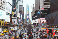 美国纽约时代广场-2018年10月8日: 美国纽约拥挤时代广场的城市场景