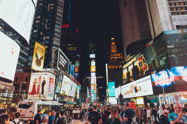 美国纽约时代广场----2018年10月8日: 美国纽约晚上拥挤的时代广场的城市场景