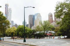 纽约, usa-2018年10月8日: 城市场景与摩天大楼和城市公园在纽约, 美国