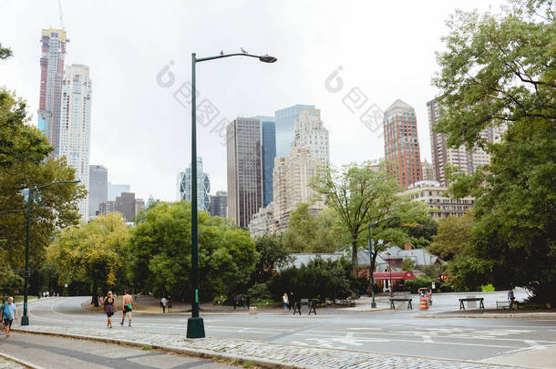 纽约, <strong>usa</strong>-2018年10月8日: 城市场景与摩天大楼和城市公园在纽约, 美国