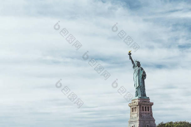 自由女神像, 纽约, usa-2018年10月8日: 自由雕像在纽约反对蓝色多云的天空背景, 美国