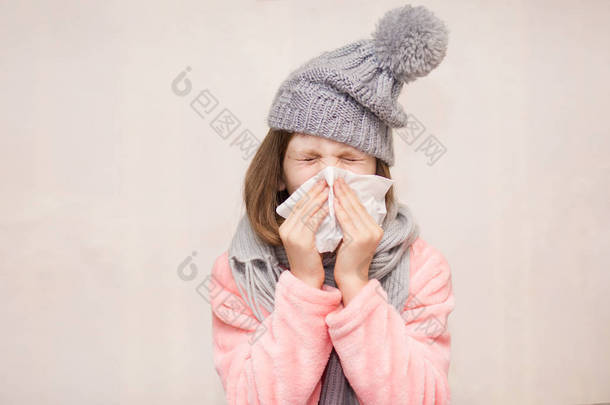 流鼻涕的小女孩擦她的鼻子, 健康的概念