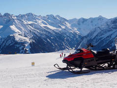 奥地利阿尔卑斯山滑雪胜地梅罗芬的红雪地摩托雪橇