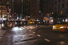 纽约, 乌萨-2018年10月8日: 城市场景与纽约市街头在夜间, 美国