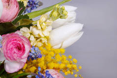 花的安排花束的, 郁金香, 含羞草在灰色的木制背景。用于装饰、网页设计。特写.