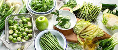在桌面上欣赏绿色美味蔬菜、素食和纯素食品的全景