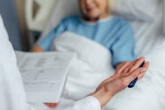 医生持有诊断和咨询病人躺在病床上的观点