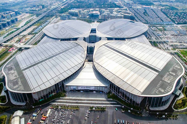 2018年7月26日将在中国上海举办2018年中国国际进口博览会的国家会展中心 (上海) 鸟图