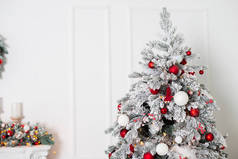美丽的圣诞树与闪亮的小球和节日装饰, 圣诞节的背景