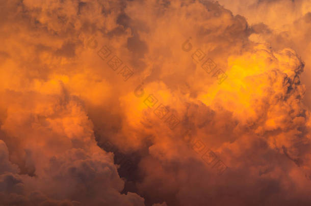 戏剧性的橙<strong>色</strong>天空<strong>和</strong>云朵抽象的背景。橙<strong>色</strong>云的顶部视图。温暖的天气背景。橙<strong>色</strong>云彩纹理的艺术图片.
