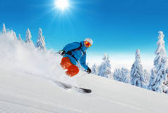 年轻人在滑雪道上滑雪。冬季运动和娱乐在阿尔卑斯山.