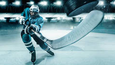 冰球运动员戴着头盔和手套站在体育场用棍棒.行动射击。体育概念.