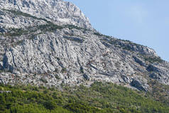 美丽的岩石山徒步旅行。天然壁纸。克罗地亚国家公园山 biokovo. 暑假旅游的风景背景。去山公园远足。蓝天
