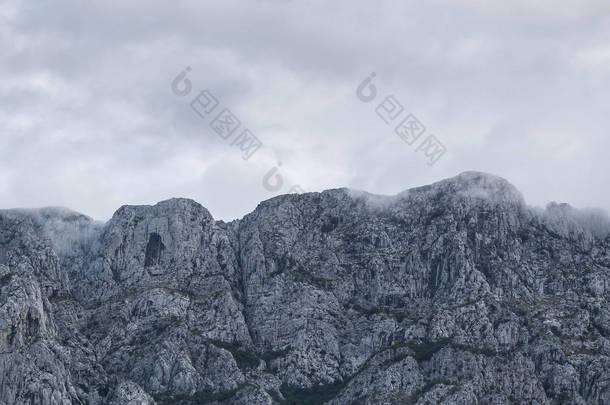 克罗地亚的落基山脉, 美丽的国家公园比科沃. 自然景观。暑假旅游的热门旅游目的地。去高山公园远足。德拉米多多云的天气, <strong>沉闷</strong>的天空