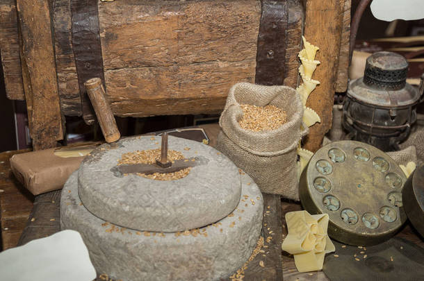 古代石磨: 手工磨床轮与曲柄和木制压机面食.