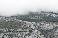 美丽的山 biokovo 在克罗地亚. 徒步旅行的热门旅游胜地。欧洲暑假旅游的旅游目的地。自然景观壁纸。戏剧性的照明