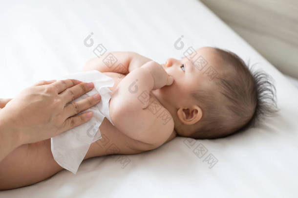 妈妈在换<strong>尿布</strong>或<strong>尿布</strong>、擦拭手、脸或腿的时候，用<strong>湿</strong>巾擦拭和擦拭婴儿的身体