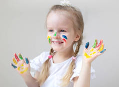 高加索小女孩绘画五颜六色的手绘在家里早期教育准备学校学前发展儿童游戏