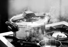 在厨房烹饪时使用的高压锅蒸汽