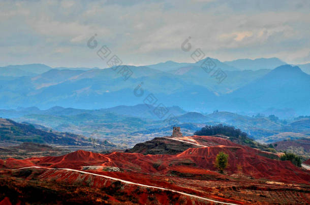 2016年3月9日, 中国南方广东省韶关市石兴县马石镇南岭山区红土和褐黄<strong>淤泥</strong>景观, 2016年3月9日