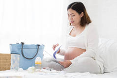 孕妇准备医院包清单, 并制定生育计划, 从一家医院有产前护理的婴儿的安全, 规划产前概念