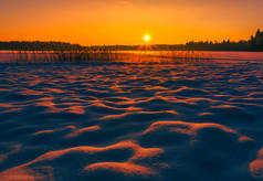 冬季日落与美丽的雪丘的景观形象