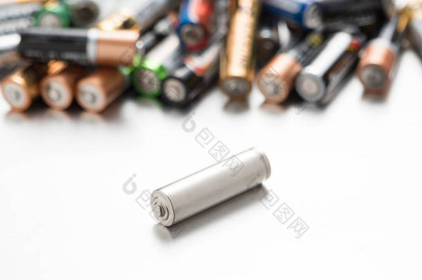 通用电池与白色背景上的其他电池<strong>相比</strong>