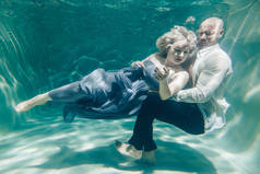 美丽浪漫的情侣轻轻拥抱在水下